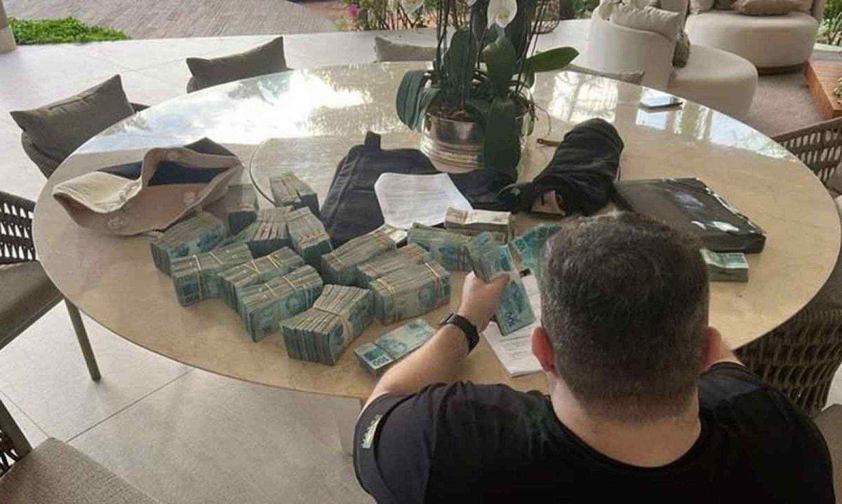 PF apreendeu R$ 1,6 milhão em dinheiro vivo na operação contra o Banco Master -  (crédito: PF/Divulgação)