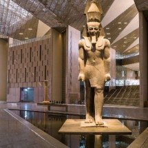 Visitantes ficam encantados com a imponência de Ramsés II refletida no espelho d’água do saguão principal -  (crédito: Grande Museu Egípcio/Divulgação)