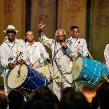 O talentoso, e torcedor do Cruzeiro, Maurício Tizumba, em algum palco do mundo -  (crédito: Divulgação/Aflora Imagem/Veronica Manevy)