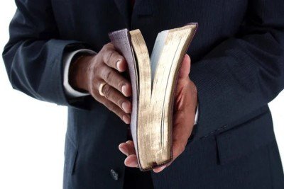 As vítimas afirmaram que que o pastor também já realizou atos de intolerância contra a igreja católica da cidade -  (crédito: Reprodução/Stockphoto)