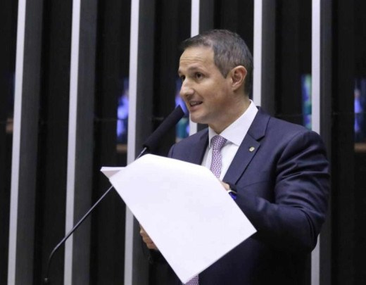 Guilherme Derrite (PP-SP), lendo o sexto relatório do projeto, que passou por duas alterações apenas ao longo do dia. - (crédito: Kayo Magalhães / Câmara dos Deputados) Guilherme Derrite (PP-SP), lendo o sexto relatório do projeto, que passou por duas alterações apenas ao longo do dia. - (crédito: Kayo Magalhães / Câmara dos Deputados)