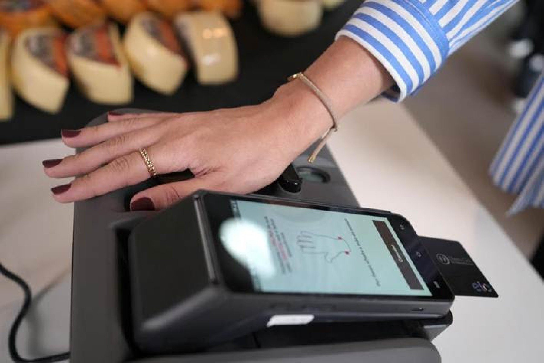 Tecban e Elo lançam pagamento por biometria da palma da mão - DINO