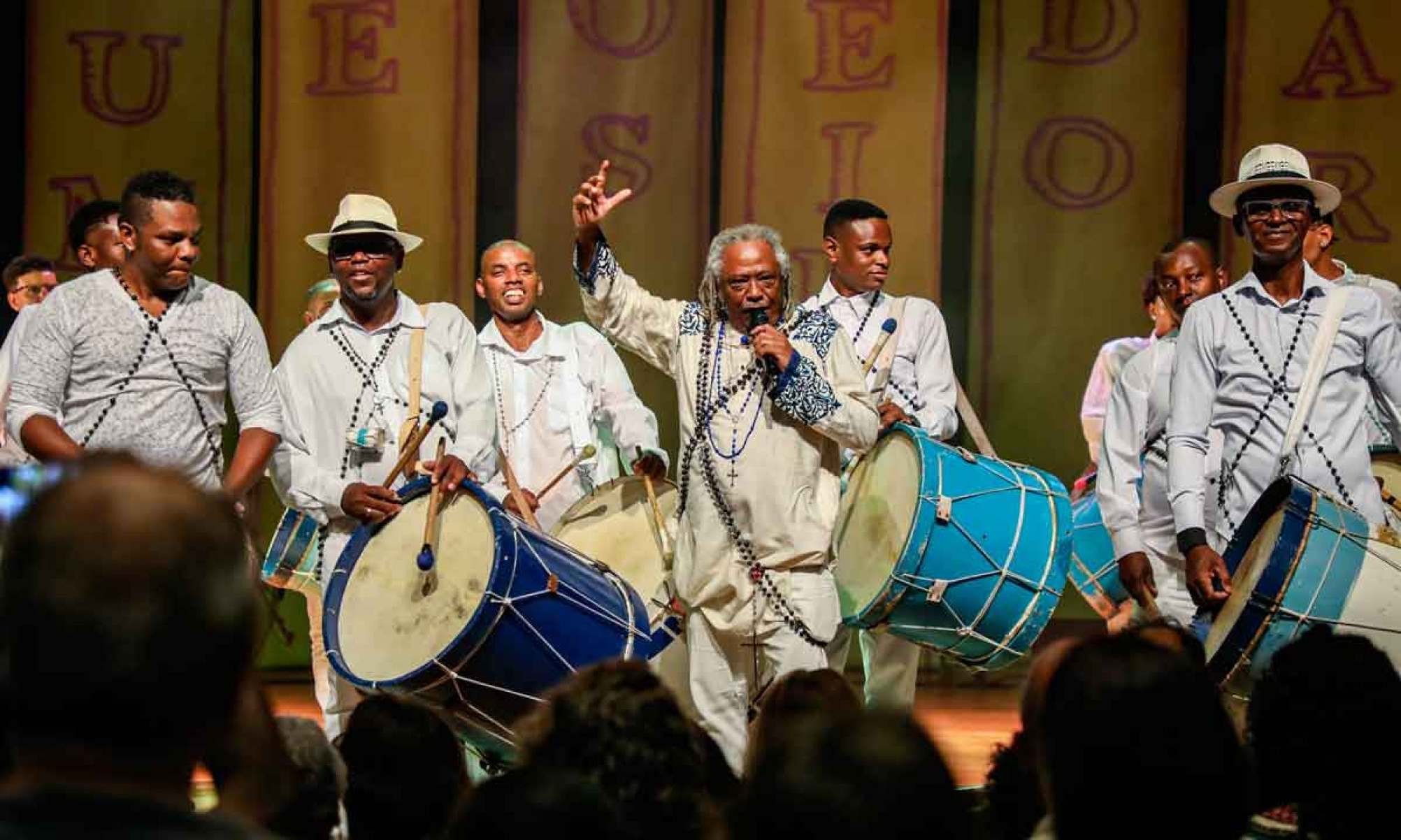 O talentoso, e torcedor do Cruzeiro, Maurício Tizumba, em algum palco do mundo -  (crédito: Divulgação/Aflora Imagem/Veronica Manevy)
