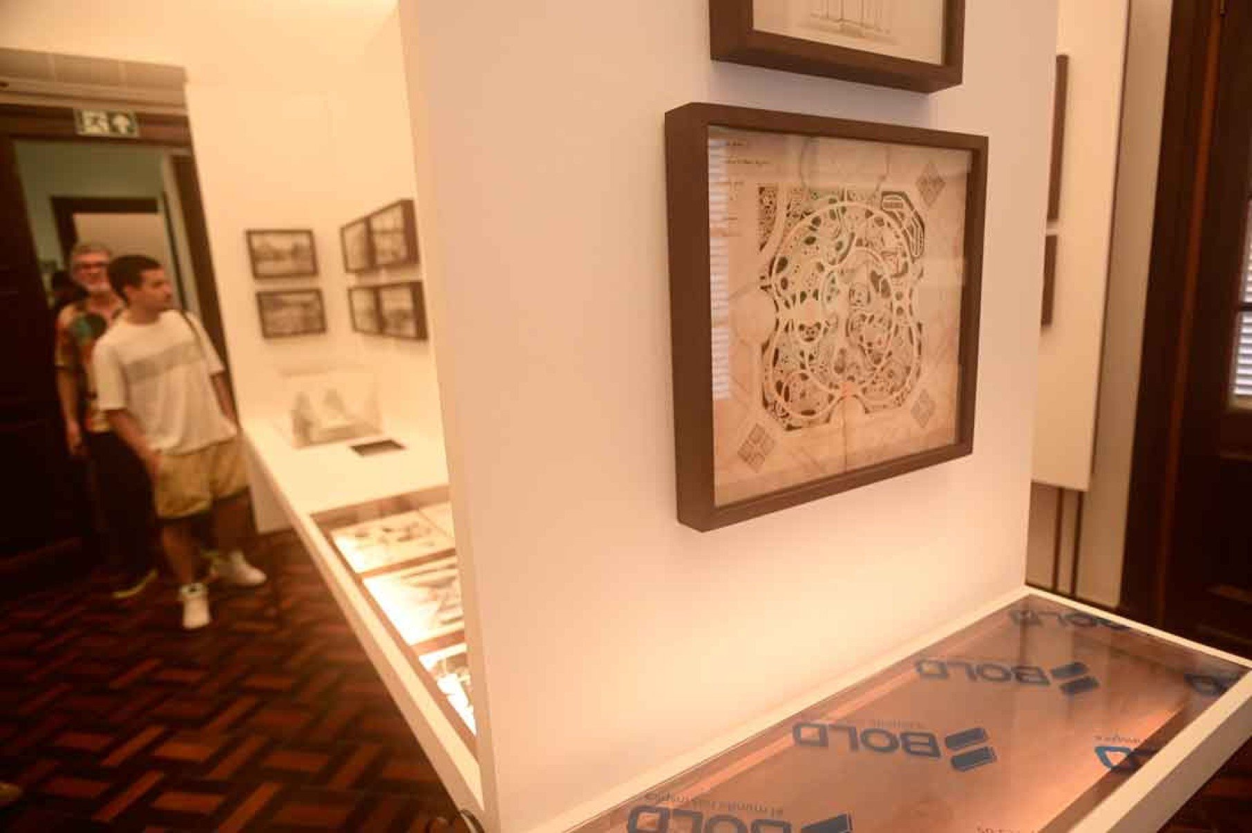 Pessoas veem obras em exposição na Casa Rosada, em Belo Horizonte 