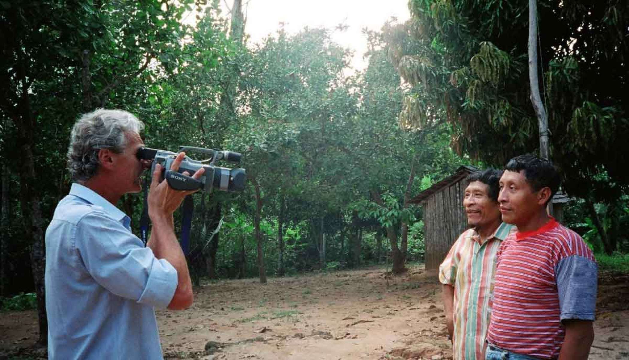 Cineasta Andrea Tonacci filma ind&iacute;genas da etnia Awa Guaj&aacute;