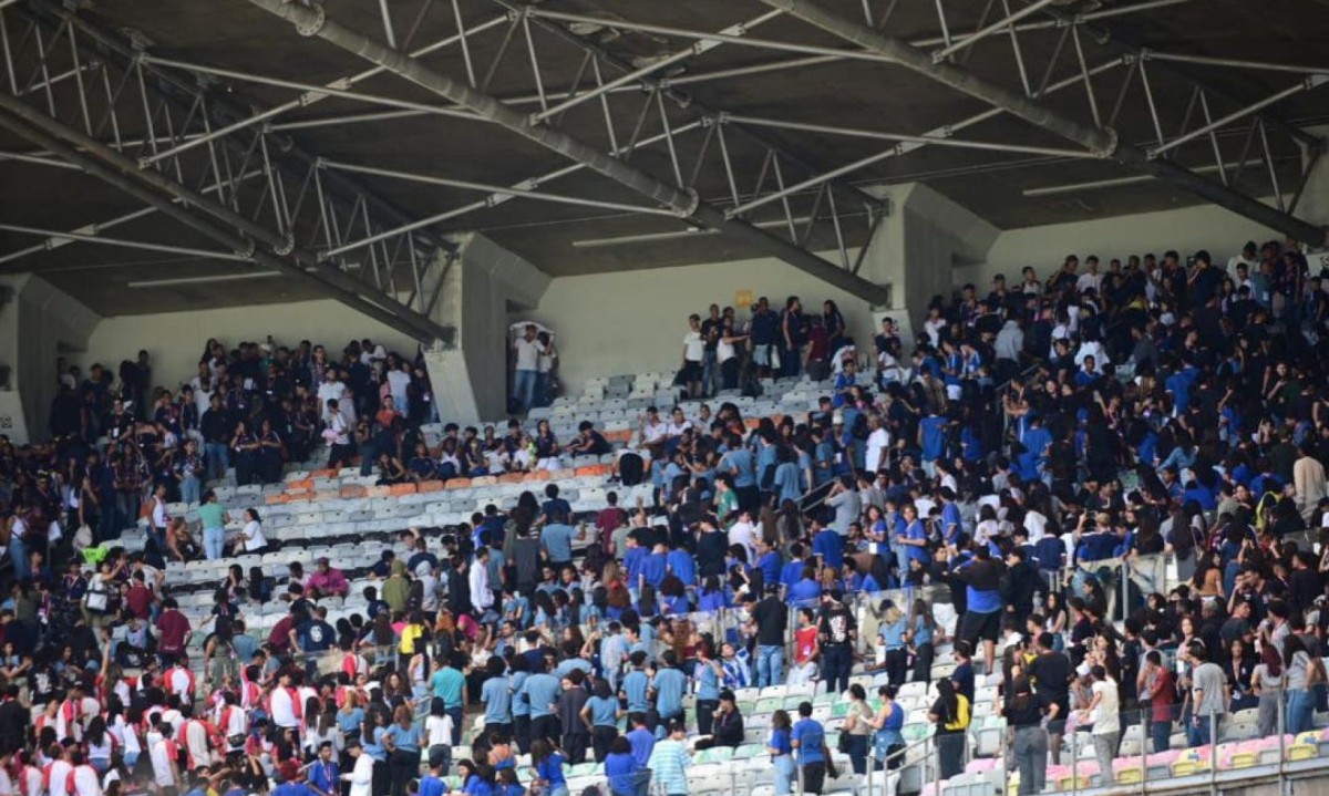 O evento realizado na manhã desta quarta-feira (19/11) foi marcado por confusão entre os alunos na arquibancada que jogavam água e garrafas nos colegas - (crédito: Leandro Couri/EM/D.A. Press)