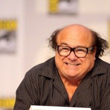 Danny DeVito, 81 anos: ator quer transformar netos em ‘italianos de verdade” - Wikimedia Commons / Gage Skidmore