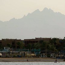 Avião passa ‘raspando’ em montanha e piloto é retirado da função - reprodução/youtube