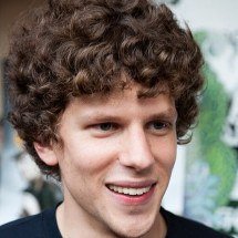Jesse Eisenberg decide doar rim de forma altruísta: pra quem precisar - Steve Rogers, CC BY-SA 2.0, via Wikimedia Commons