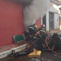 MG: incêndio destrói estofaria e queima 20 bancos automotivos; veja fotos - Corpo de Bombeiros/Reprodução