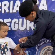 Crianças ganharão pulseira de identificação no Festival da Jabuticaba - Imagem: Prefeitura de Sabará/Divulgação