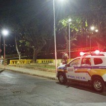 Homem cospe em funcionária, chuta policiais e é preso em MG - PMMG/Reprodução