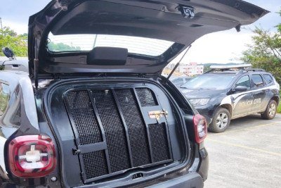 Depois de ser preso, homem é levado para a Delegacia de Polícia Civil de Carmo do Cajuru -  (crédito: PCMG)