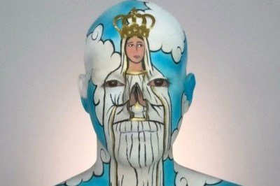 Um artista caririense ganhou destaque na internet ao homenagear Nossa Senhora de Fátima ilustrando no próprio corpo a imagem da santa.  -  (crédito: Reprodução/Instagram)