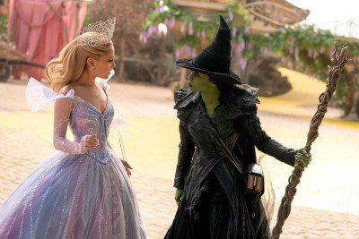 As protagonistas Glinda (Ariana Grande) e Elphaba (Cynthia Erivo) enfrentam dilemas éticos e desafios políticos em 'Wicked: parte 2', superprodução da Universal Pictures -  (crédito: Universal Pictures/Divulgação)