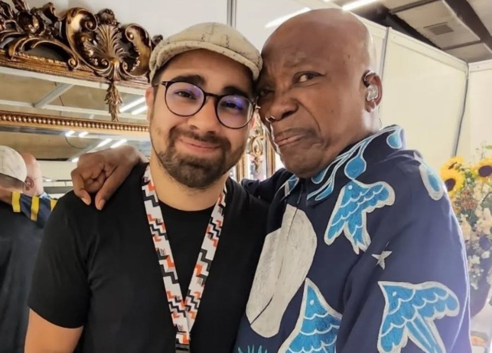 Augusto Nascimento abraçado com o pai, Milton Nascimento. Os dois olham para a câmera