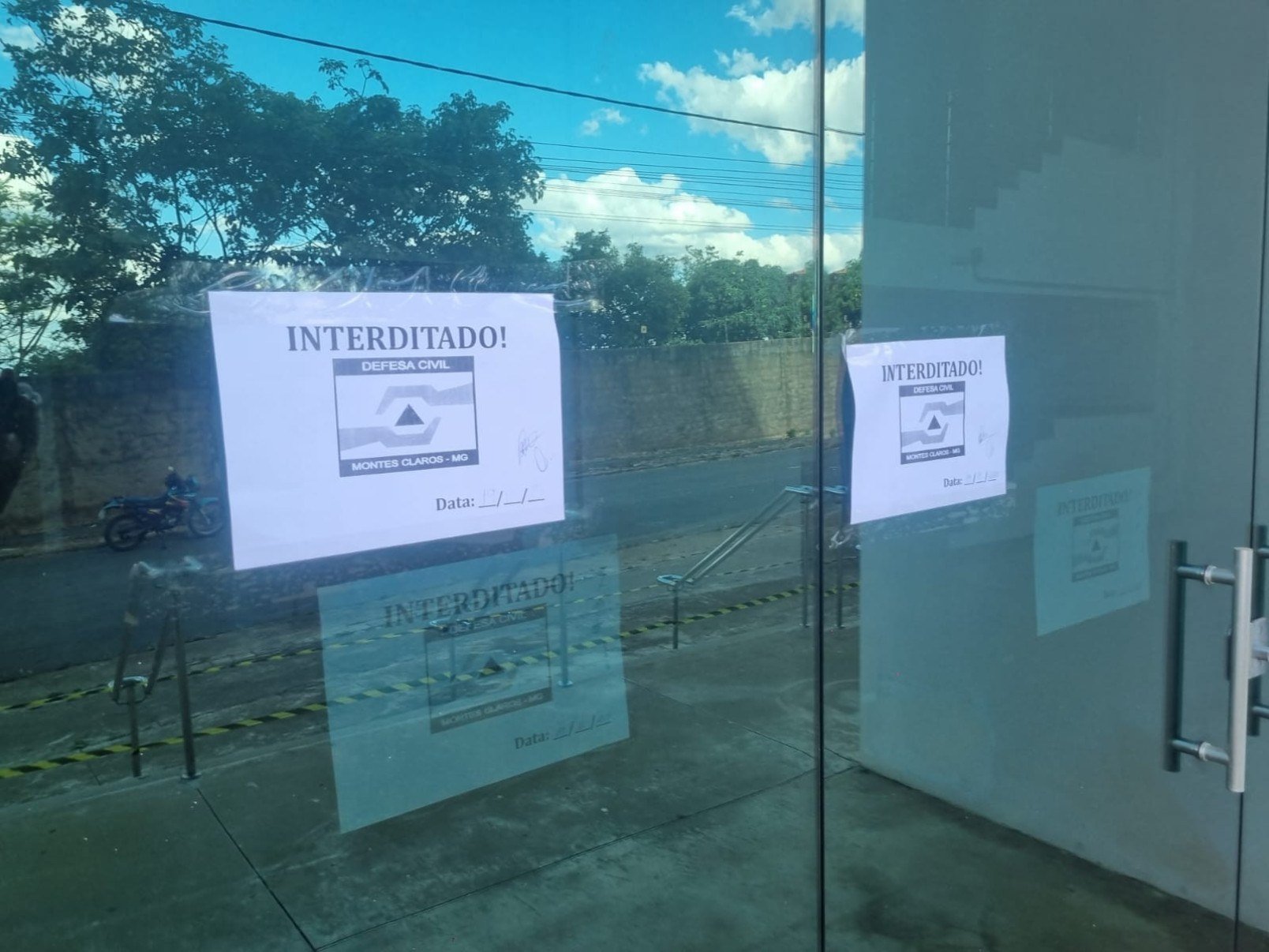 Aviso indica a interdição do prédio da Escola Sesi Professora Quita Guimarães