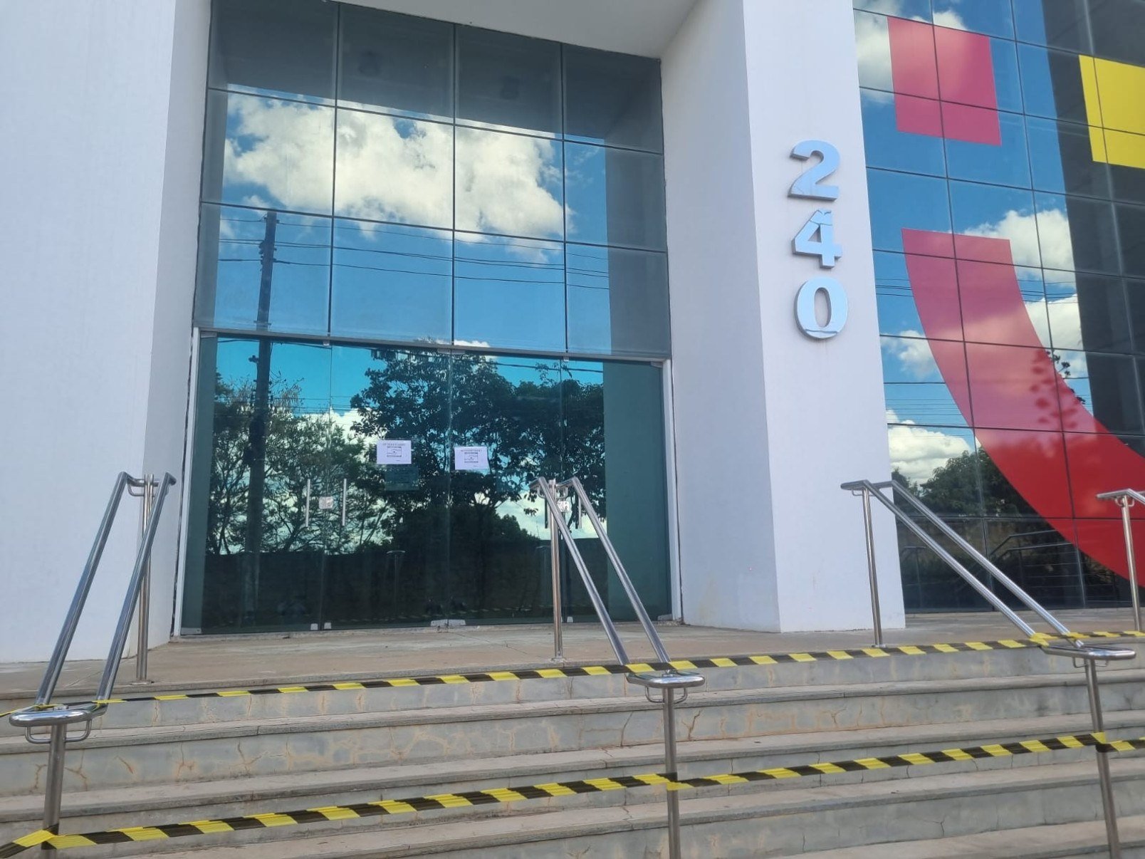 Avisos foram afixados na portaria informando a interdição do prédio da Escola Sesi Professora Quita Guimarães