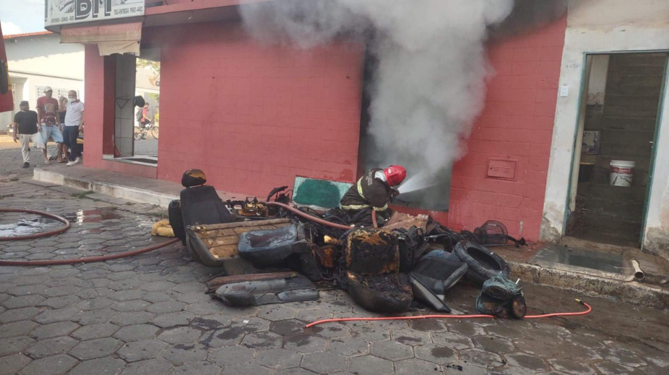 Suspeita-se que o sinistro tenha sido iniciado por um poss&iacute;vel curto-circuito