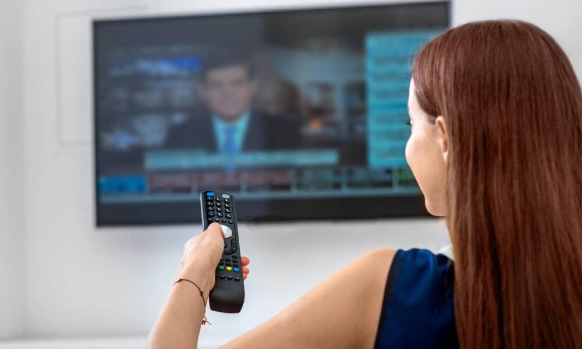 Quanto custa, no fim do mês, assistir 4 horas de televisão todos os dias? - depositphotos.com / rossandhelen