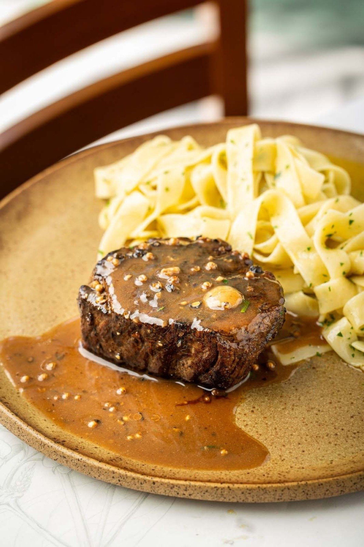 Rizoma: fil&eacute;-mignon ao molho poivre com fettuccine na manteiga de ervas