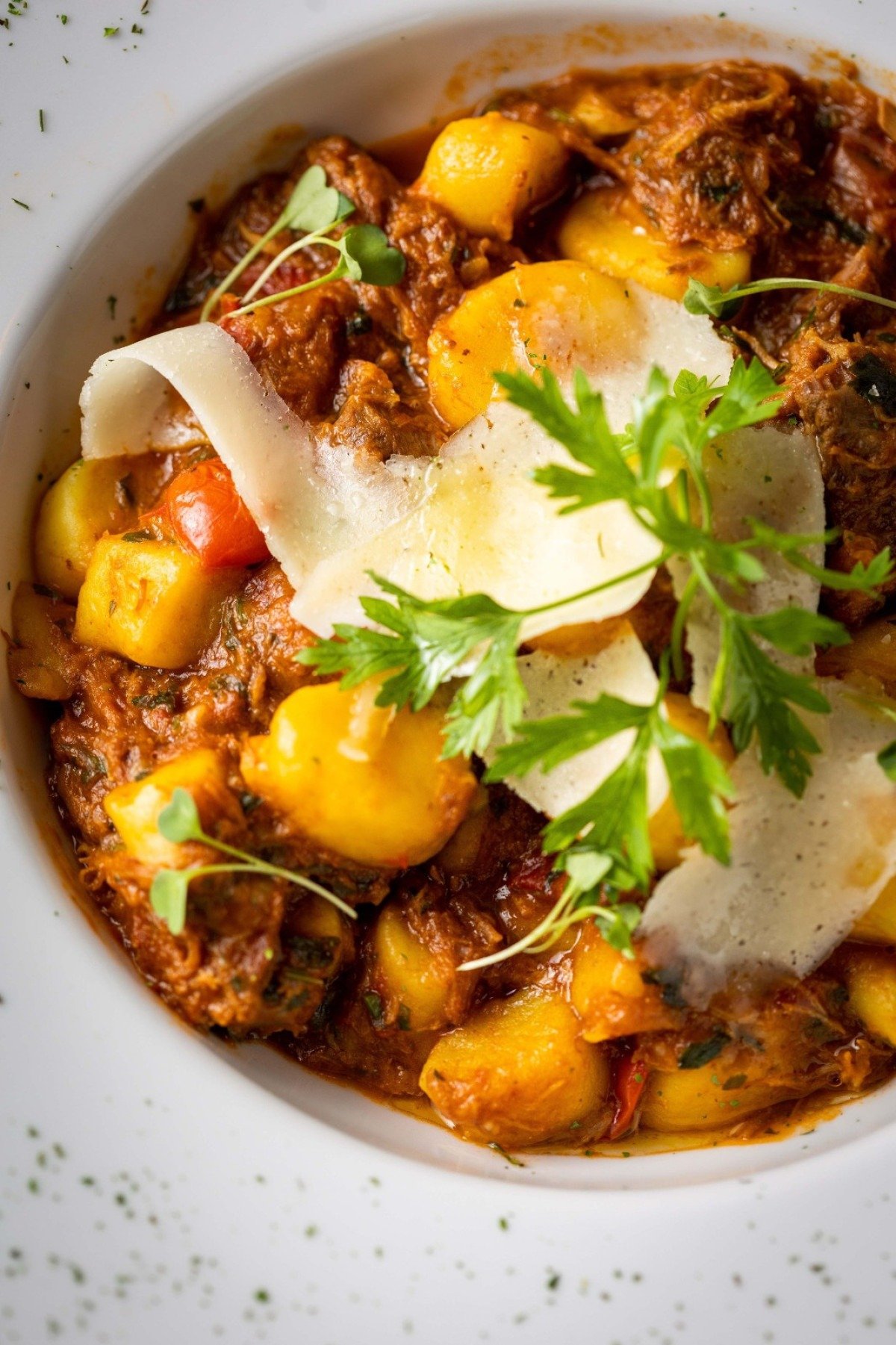 Barolio: nhoque ao ragu de carnes bovina e su&iacute;na cozidas lentamente em molho pomodoro