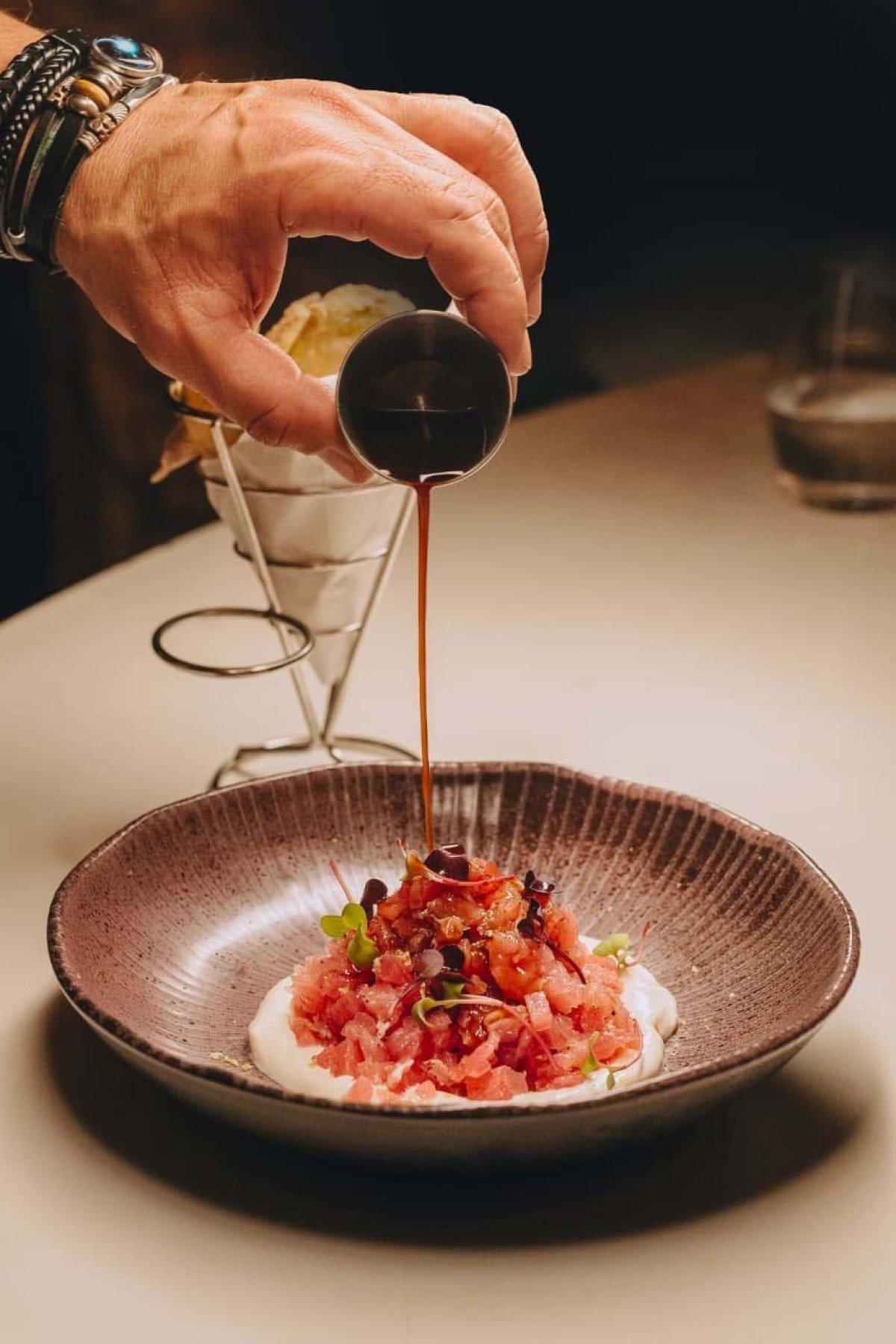 Amy Wine Bar: tartar de atum fresco com coalhada seca e chips de jil&oacute;