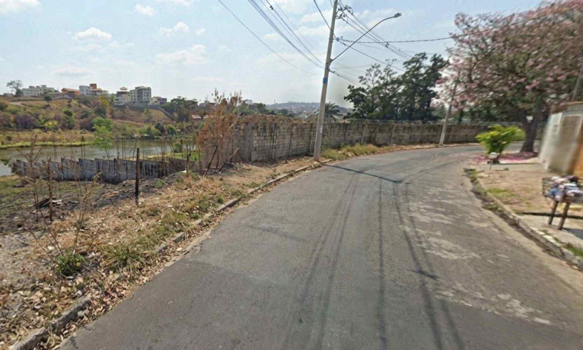 Bairro Sapucaias fica perto da represa de Vargem das Flores e faz limite com o Bairro beija-Flor onde h&aacute; disputas de gangues -  (crédito: Reprodu&ccedil;&atilde;o/Google StreetView)