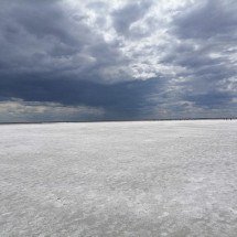 Trem sobre lago rosa encanta turistas na Rússia - wikimedia commons Vetrik 17