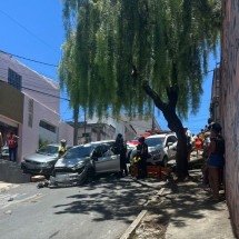 BH: colisão entre quatro veículos derruba portão de casa e deixa feridos - Corpo de Bombeiros/Reprodução