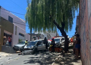 Quatro veículos batem, destroem portão de casa e deixa um ferido em Belo Horizonte (MG) -  (crédito: Corpo de Bombeiros/Reprodução)