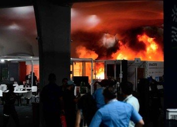 Fogo atingiu pavilhão utilizado por países nas negociações, que foram interrompidas. Incêndio foi controlado -  (crédito: Jacqueline Lisboa/AFP)