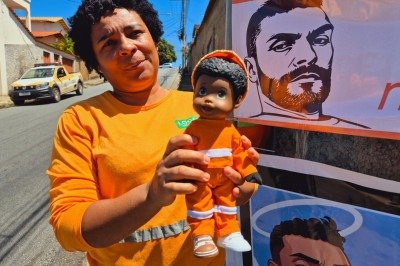 Viúva do gari assassinado segura um boneco em homenagem a Laudermir, assassinado há cem dias pelo empresário Renê Dias -  (crédito: Jair Amaral/EM/D.A.Press)