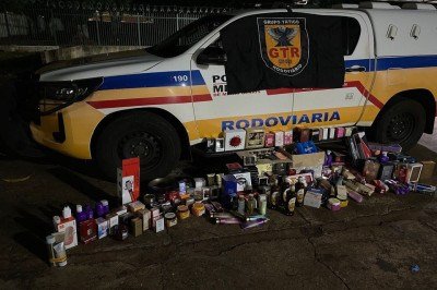 Contrabando estava no porta-malas e debaixo do banco traseiro de veículo -  (crédito: PMRv)