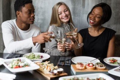 Reunir os amigos ou os parentes para  quitutes variados numa roda de conversa e de lazer tem tudo a ver com os chamados aperitivos. Com uma variedade de sabores que reflete cada cultura pelo mundo, eles são delícias que integram as pessoas.  -  (crédito: freepik)