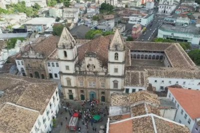 O Brasil possui igrejas históricas ricas em ouro, especialmente nas cidades coloniais. Esse ouro veio do ciclo do ouro nos séculos 17 e 18, sendo usado para adornar altares, capelas e imagens sacras. Essas igrejas são símbolos do barroco e rococó brasileiro, misturando fé e arte. -  (crédito: Reprodução TV Bahia )