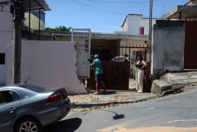 Três pessoas ficaram feridas, entre elas a mulher de 49 anos, atingida pelo portão após um dos carros ser lançado contra a estrutura -  (crédito: Túlio Santos/EM/D.A.Press)
