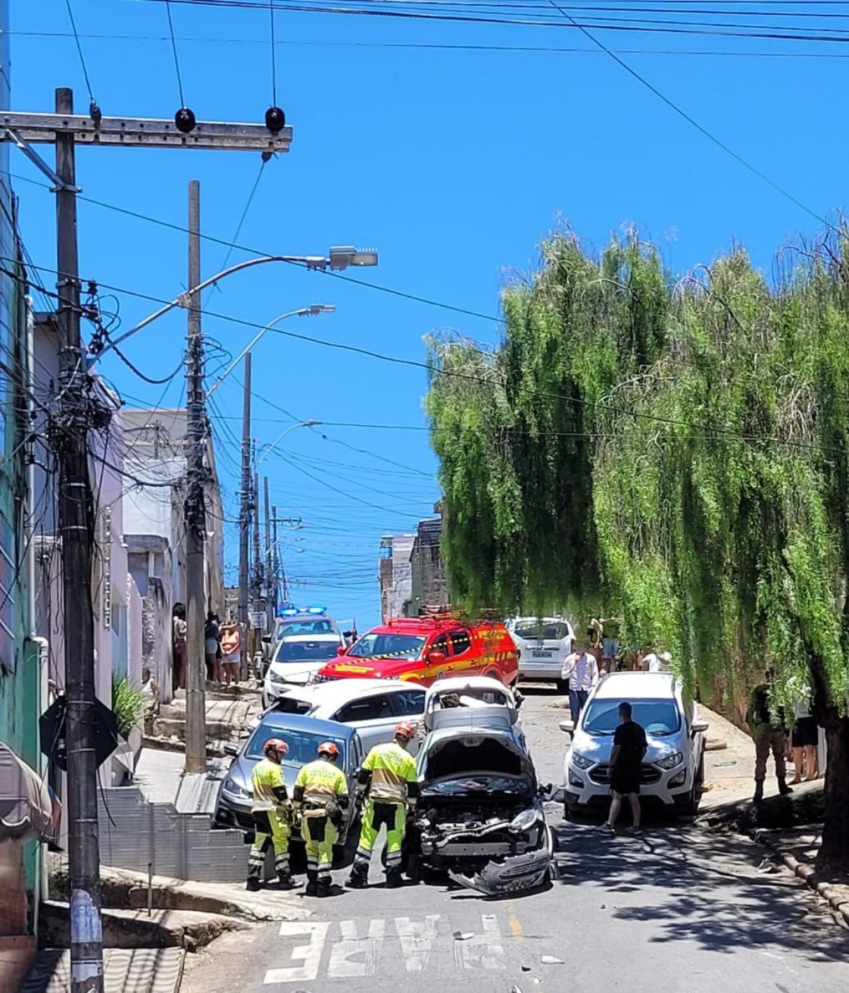 Moradora da rua chegou a ser atingida pelo portão da casa que caiu depois impacto da batida