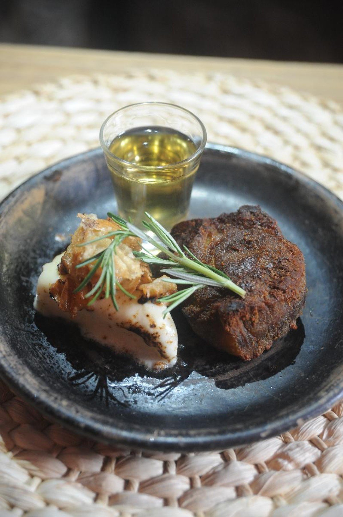 Na foto o prato Benedito, carne de lato com um taco de queijo e cachaça com mel.