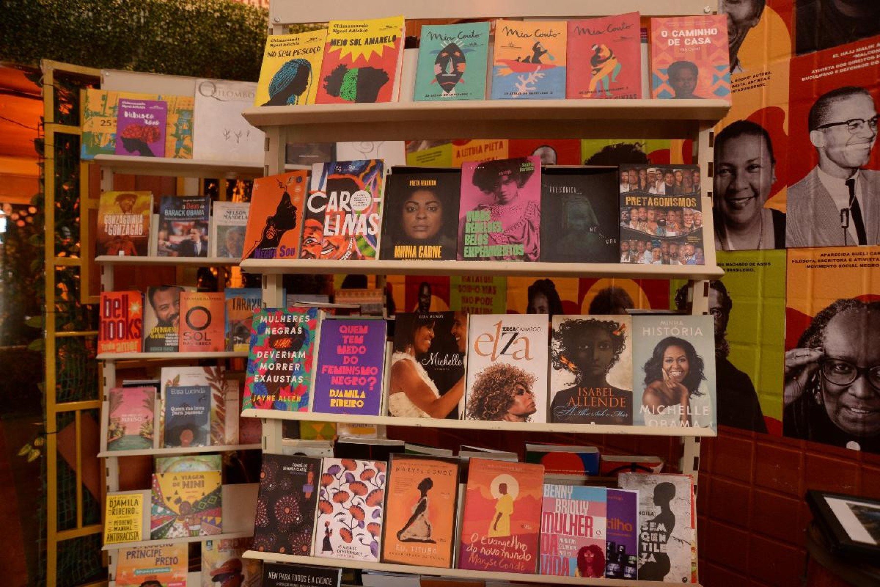 No Afrogalpão, uma biblioteca com obras de autores e autoras negros, e gratuita