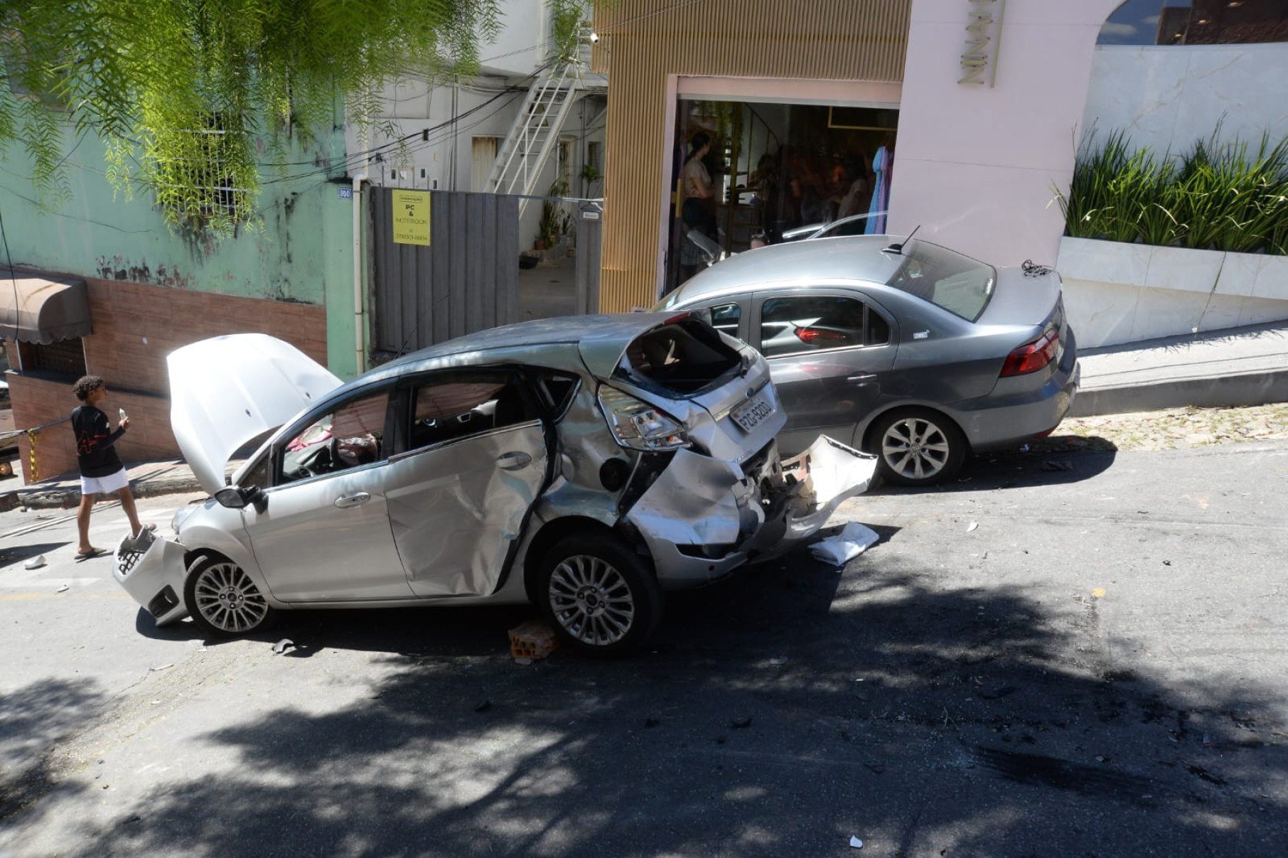 Carro em que o senhor de 91 anos dirigia e que perdeu o controle em rua do Bairro Aparecida, em BH