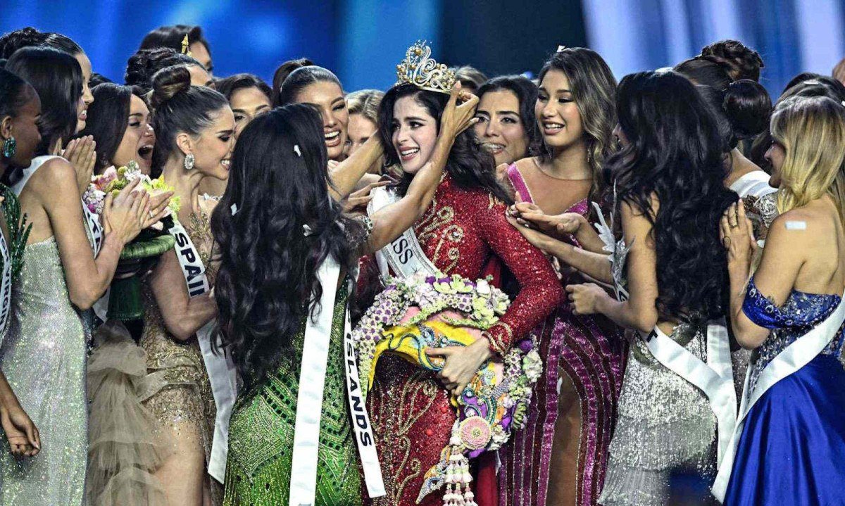 Miss México Fatima Bosch (C) está rodeada de candidatas enquanto celebra a sua vitória no concurso Miss Universo 2025 em Nonthaburi, ao norte de Bangkok, em 21 de novembro de 2025