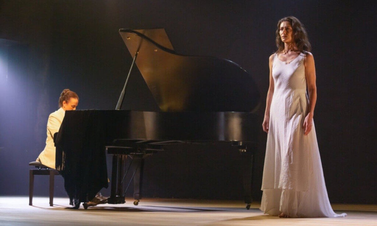 No palco, Maria Fernanda C&acirc;ndido apresenta quatro contos de Clarice Lispector, com acompanhamento musical feito pela painista Sonia Rubinsky.