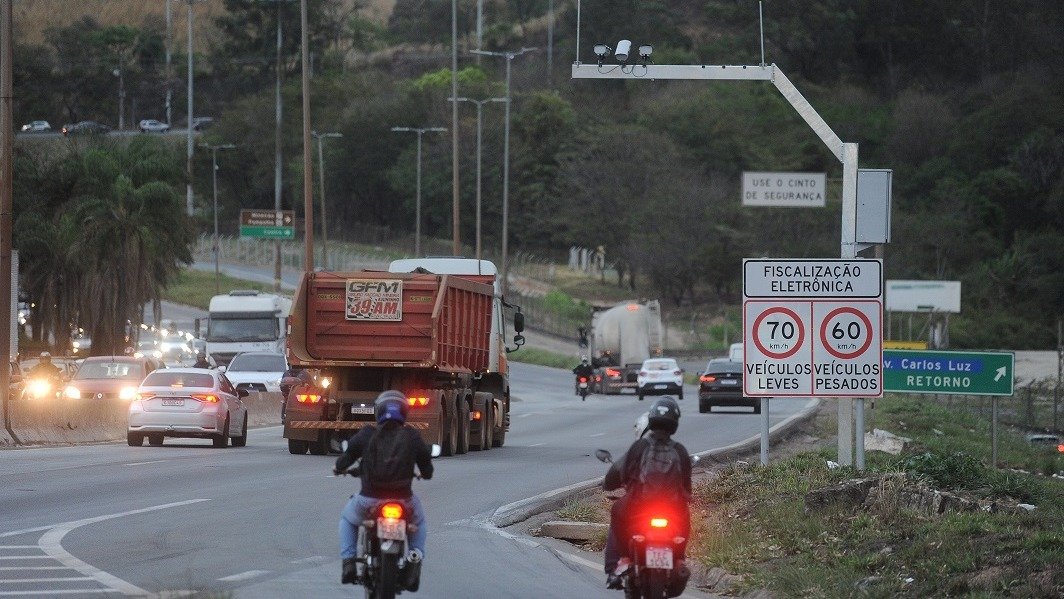 Direção defensiva: 7 dicas de segurança para motociclistas na estrada - Alexandre Guzanshe/EM/D.A Press