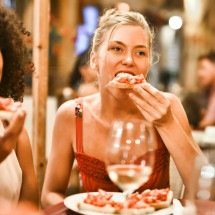 Comer fora sem medo: os 7 alimentos de maior risco em restaurantes