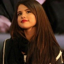 Selena Gomez desabafa sobre obra que retrata sua vida: ‘Não consigo assistir’