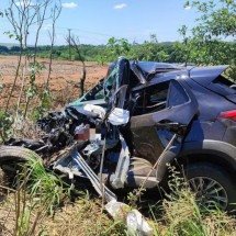 Motorista morre ao invadir contramão e bater em caminhões e carro em MG - PMRv