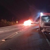 Carro invade contramão, bate de frente com caminhão e pega fogo - PMMG/Divulgação