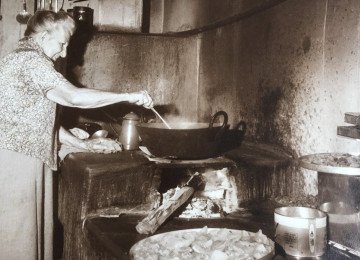 Como uma boa doceira, Cora Coralina tinha seus truques, como colocar os frutos em água com bicarbonato ou cal virgem para que ficassem 'durinhos por fora e macios por dentro' -  (crédito: Vicência Brêtas Tahan/Divulgação)