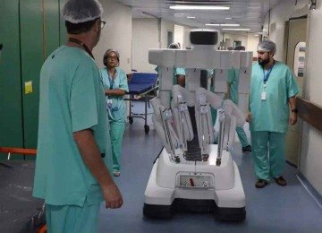 O robô Da Vinci XI é equipamento com três consoles cirúrgicos e um simulador de realidade virtual -  (crédito: Inca/Divulgação)